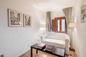 A bed or beds in a room at Palazzo Pitti & Boboli Comfortable Apartment