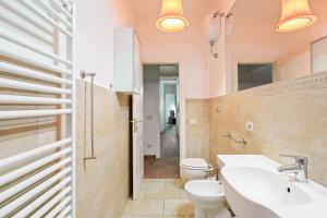 A bathroom at Palazzo Pitti & Boboli Comfortable Apartment Még 16 kép