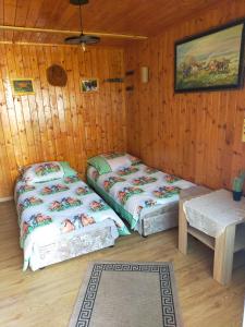 A bed or beds in a room at Iza-pokoje do wynajecia