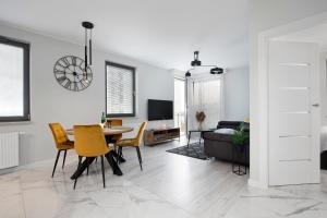 Televízia a/alebo spoločenská miestnosť v ubytovaní Elite Apartments Garden Gates Premium