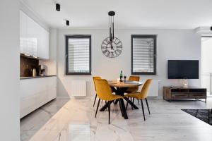 Televízia a/alebo spoločenská miestnosť v ubytovaní Elite Apartments Garden Gates Premium