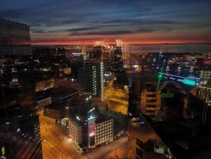 uma vista para uma cidade à noite com luzes em City Centre Sky View Apartment on 27th Floor em Talin