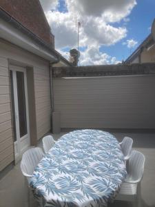 a table and two chairs sitting on a patio at Maison de ville à Albert in Albert