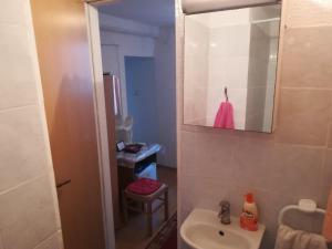 La salle de bains est pourvue d'un lavabo et d'un miroir. dans l'établissement Room Center Old Town, à Dubrovnik