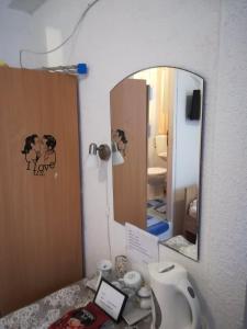 uma casa de banho com um lavatório e um espelho em Room Center Old Town em Dubrovnik