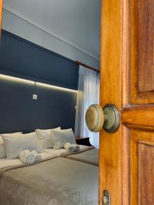 um quarto com 2 camas e toalhas em Guesthouse Lykourgos em Mavrommátion