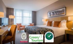Katil atau katil-katil dalam bilik di Clayton Hotel Cardiff Lane