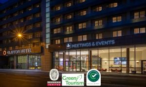 Sijil, anugerah, tanda atau dokumen lain yang dipamerkan di Clayton Hotel Cardiff Lane