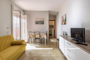 A television and/or entertainment centre at House&Villas - Mare Blu