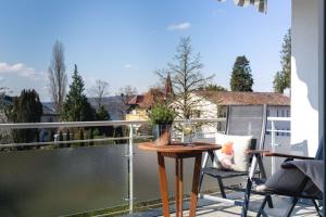 eine Terrasse mit einem Tisch und Stühlen auf dem Balkon in der Unterkunft Kurviertel Wohnung IV in Überlingen