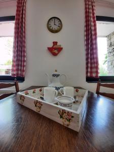 une table basse avec une horloge sur le mur dans l'établissement Lazy Bear, aux lacs de Plitvice