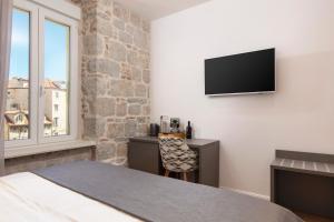 Televízia a/alebo spoločenská miestnosť v ubytovaní Luxury rooms Spalatum