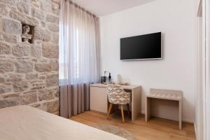 Televízia a/alebo spoločenská miestnosť v ubytovaní Luxury rooms Spalatum
