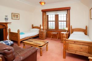 מיטה או מיטות בחדר ב-Balintore Inn