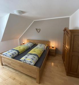 特拉本特拉巴赫的住宿－Ferienweingut Göbel，一张床上有两个枕头的房间