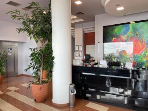Televízia a/alebo spoločenská miestnosť v ubytovaní Perinthos Hotel