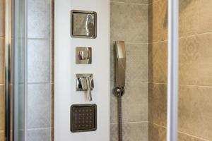 y baño con ducha y puerta trasera. en Sunshine apartment, en Su Forti 18 fotos más