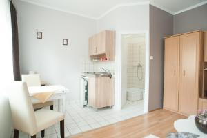 Kuchyňa alebo kuchynka v ubytovaní Oleander Apartman