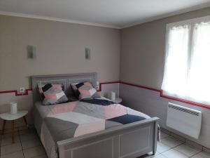 - une chambre avec un lit et une fenêtre dans l'établissement Le Domaine Leylandy, à Saint-Sulpice-de-Royan