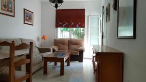 sala de estar con sofá y mesa en Chiclana Costa, en Chiclana de la Frontera