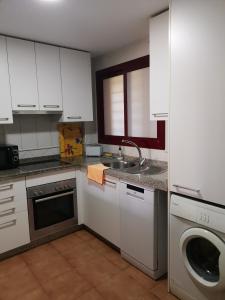 Kuchyň nebo kuchyňský kout v ubytování 1 Bedroom Apartment, Cala Azul, La Cala de Mijas
