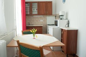 Kuchyňa alebo kuchynka v ubytovaní Oleander Apartman