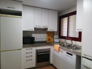 Kuchyň nebo kuchyňský kout v ubytování 1 Bedroom Apartment, Cala Azul, La Cala de Mijas