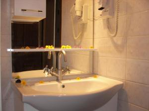 Koupelna v ubytování Ten Aparts + 59 fotografií