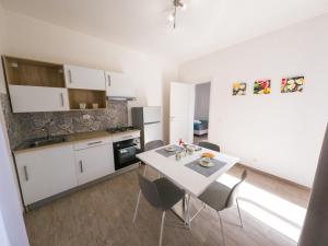 La dimora del cavatore في فافينانا: مطبخ وغرفة طعام مع طاولة وكراسي