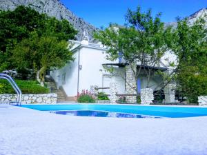 una piscina frente a una casa en Villa Marija, en Bast