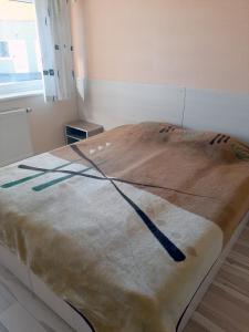 1 cama grande en una habitación de hospital con vertiente media en Kambarių nuoma - Šiauliai SAURIDA, en Šiauliai
