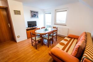 ein Wohnzimmer mit einem Sofa und einem Tisch in der Unterkunft Vineyard Cottage Bregac in Smarjeske Toplice