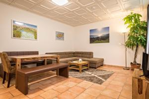 uma sala de estar com um sofá e uma mesa em Apartment Tuna em Sigmarszell