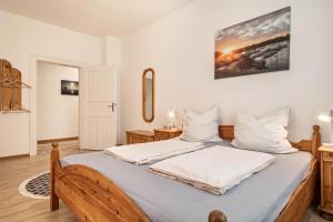 um quarto com 2 camas e almofadas brancas em Apartment Tuna em Sigmarszell