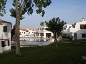 dom z basenem na podwórku w obiekcie 2 Bedroom Apartment , Son Bou w Son Bou