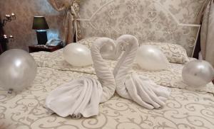 zwei Schwäne aus Handtüchern auf einem Bett in der Unterkunft Voskhod Hotel in Kiew