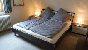 科爾巴赫的住宿－Ferienhaus Stay and Relax，卧室内的一张带两个枕头的床