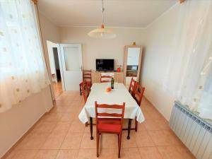 TV a/nebo společenská místnost v ubytování Apartment Big Lasan