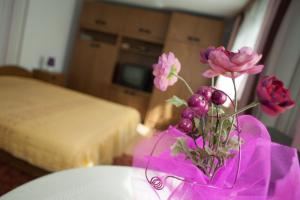 Posteľ alebo postele v izbe v ubytovaní Oleander Apartman