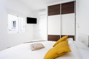 1 dormitorio blanco con 1 cama grande con almohadas amarillas en Home2Book Sea Front Las Teresitas Beach 3, en San Andrés 28 fotos más