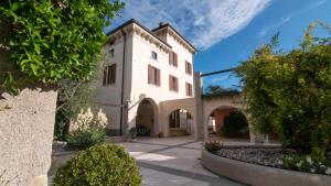 Zdjęcie z galerii obiektu Castello Belvedere Apartments w mieście Desenzano del Garda