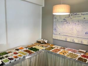 una vitrina con muchos tipos diferentes de alimentos en Hotel Lux, en Gabicce Mare