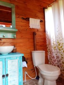 La salle de bains est pourvue de toilettes et d'un lavabo. dans l'établissement La Sarita, Hospedaje rural., à Iza