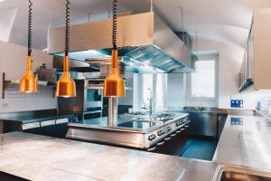Kuchyň nebo kuchyňský kout v ubytování Hotel Suisse