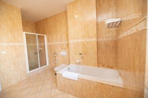 Baðherbergi á ROMANTIK HOTEL ELEONORA