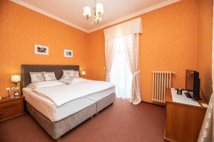 Rúm í herbergi á ROMANTIK HOTEL ELEONORA
