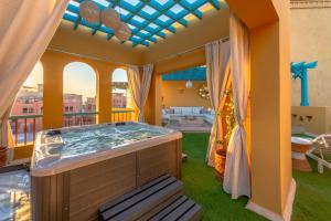 Photo de la galerie de l'établissement Heated Jacuzzi 2BR Apartment on Yacht view, à Hurghada