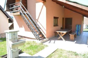 ein Haus mit einer Treppe und einer Bank daneben in der Unterkunft Vikend kuca Stefana in Šljivovica