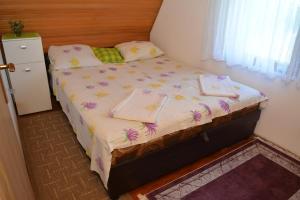 Postel nebo postele na pokoji v ubytování Vikend kuca Stefana