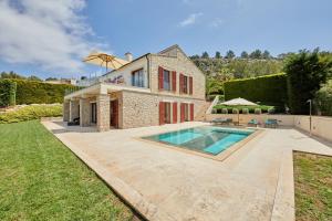 uma casa com piscina num quintal em Villa Jade by Cap Vermell Estate em Canyamel